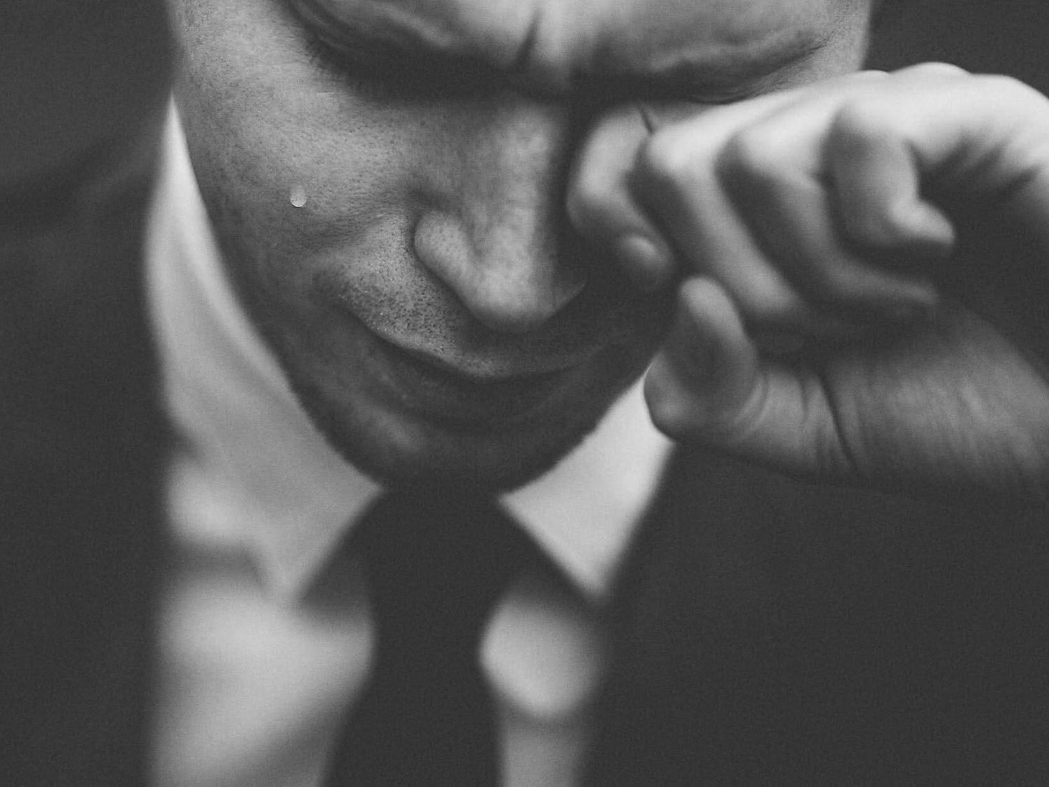 Weinender Mann im Anzug