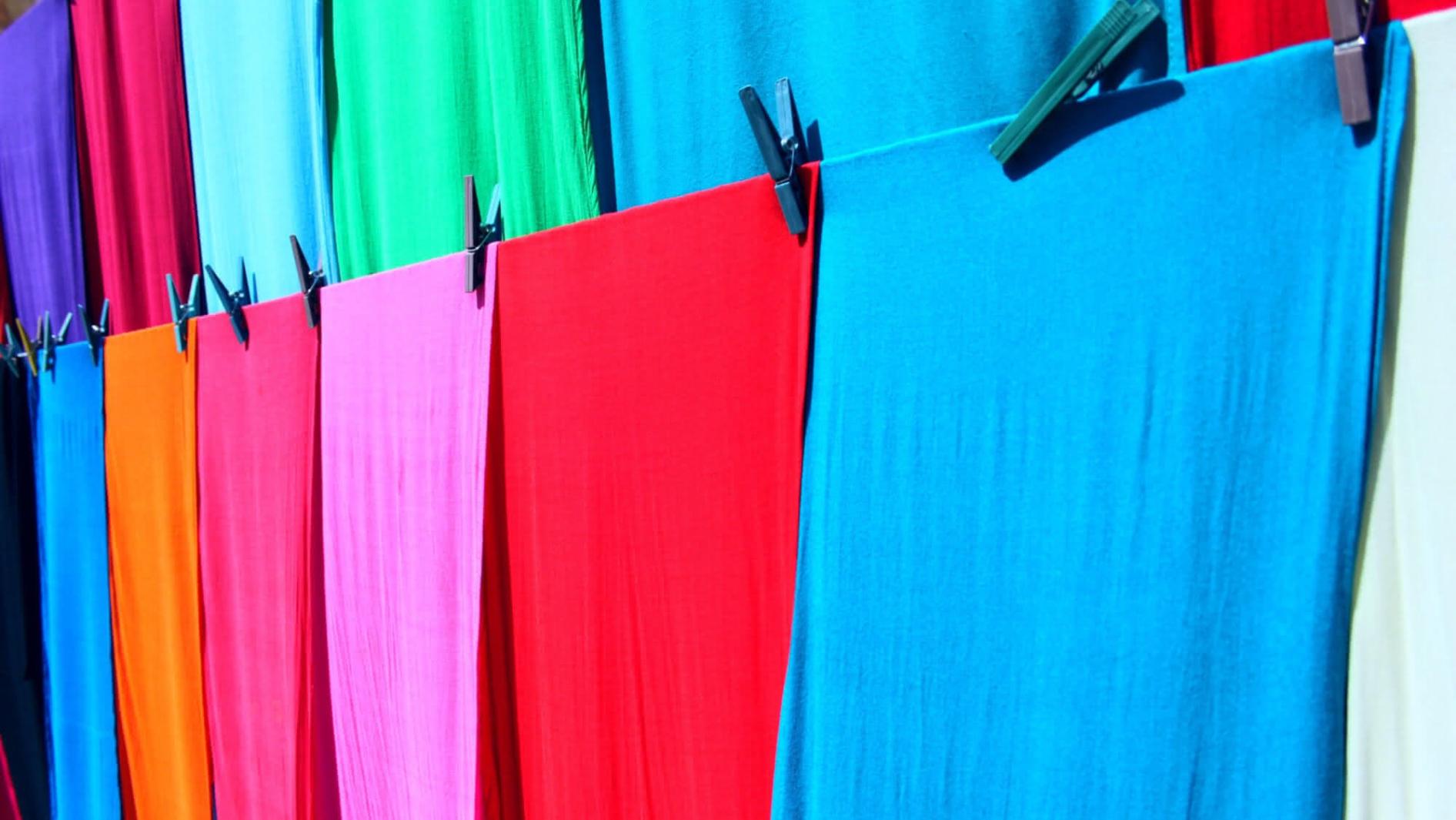 Bunte Tücher auf der Wäscheleine